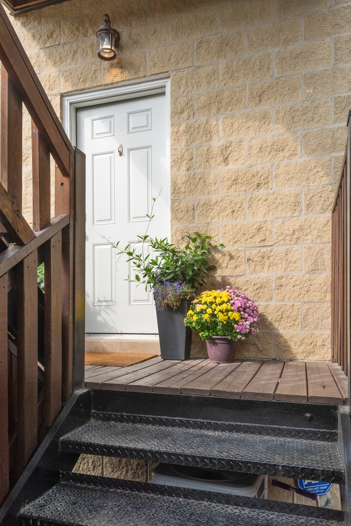 1327 W Roscoe Street Unit: 2