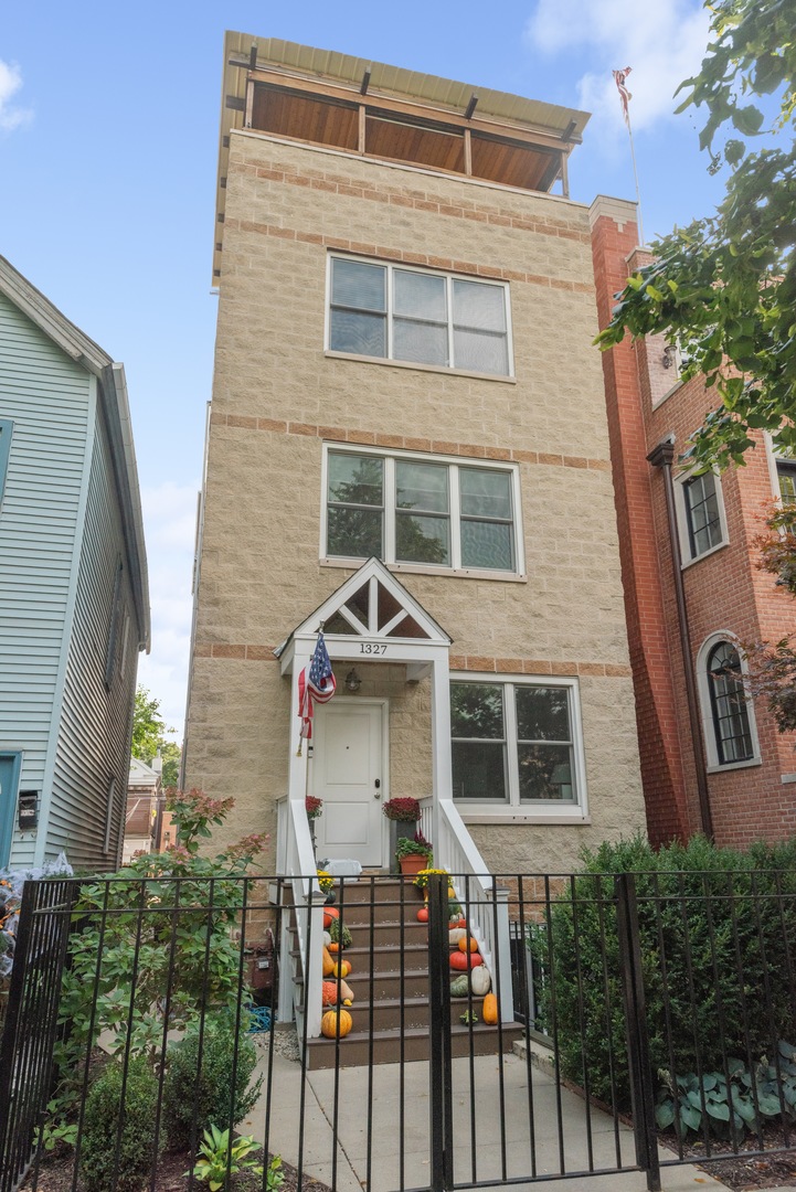 1327 W Roscoe Street Unit: 2