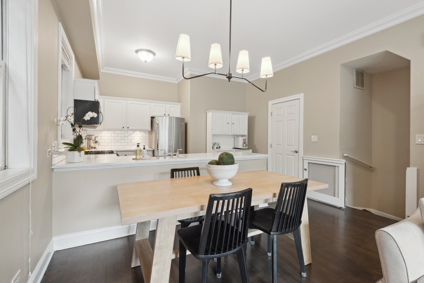 1327 W Roscoe Street Unit: 2