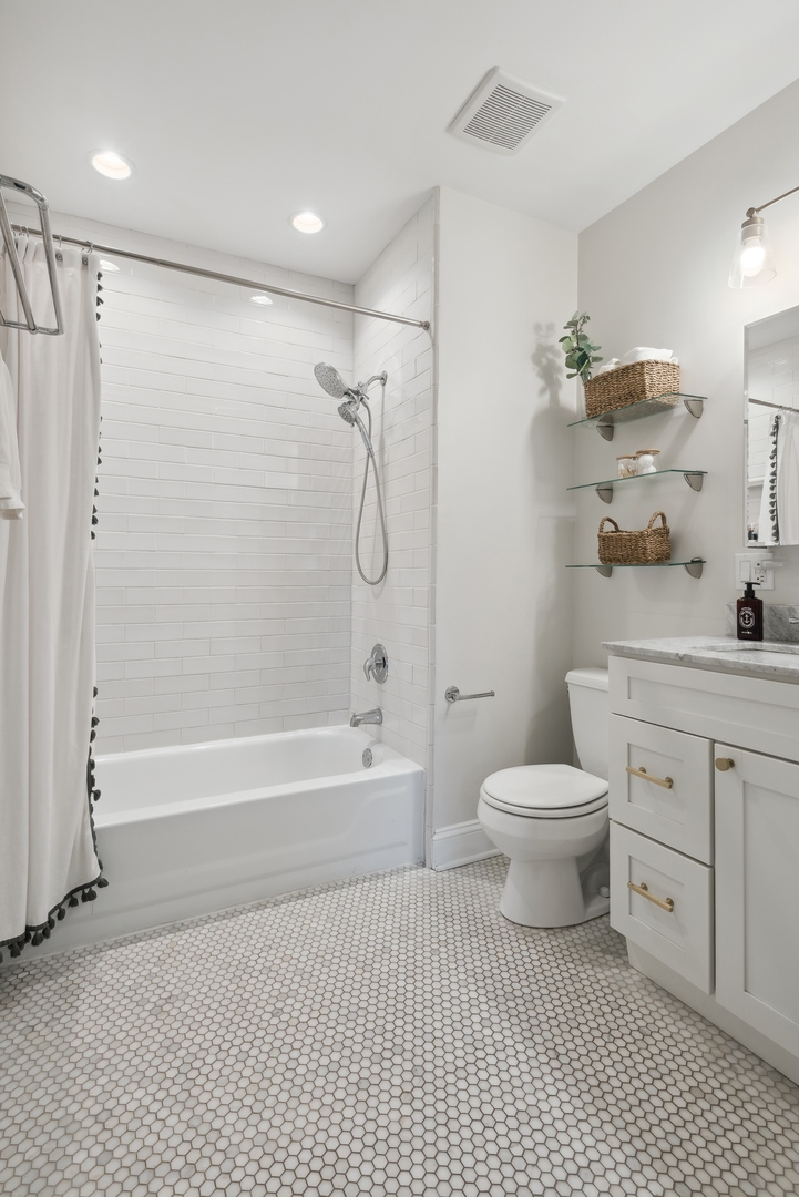 1327 W Roscoe Street Unit: 2