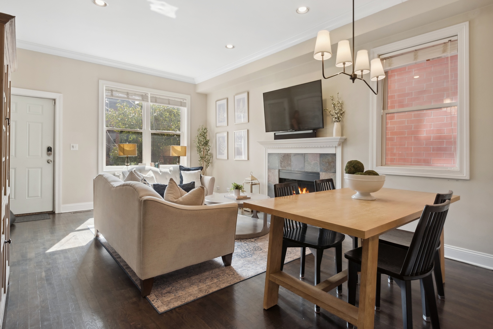 1327 W Roscoe Street Unit: 2