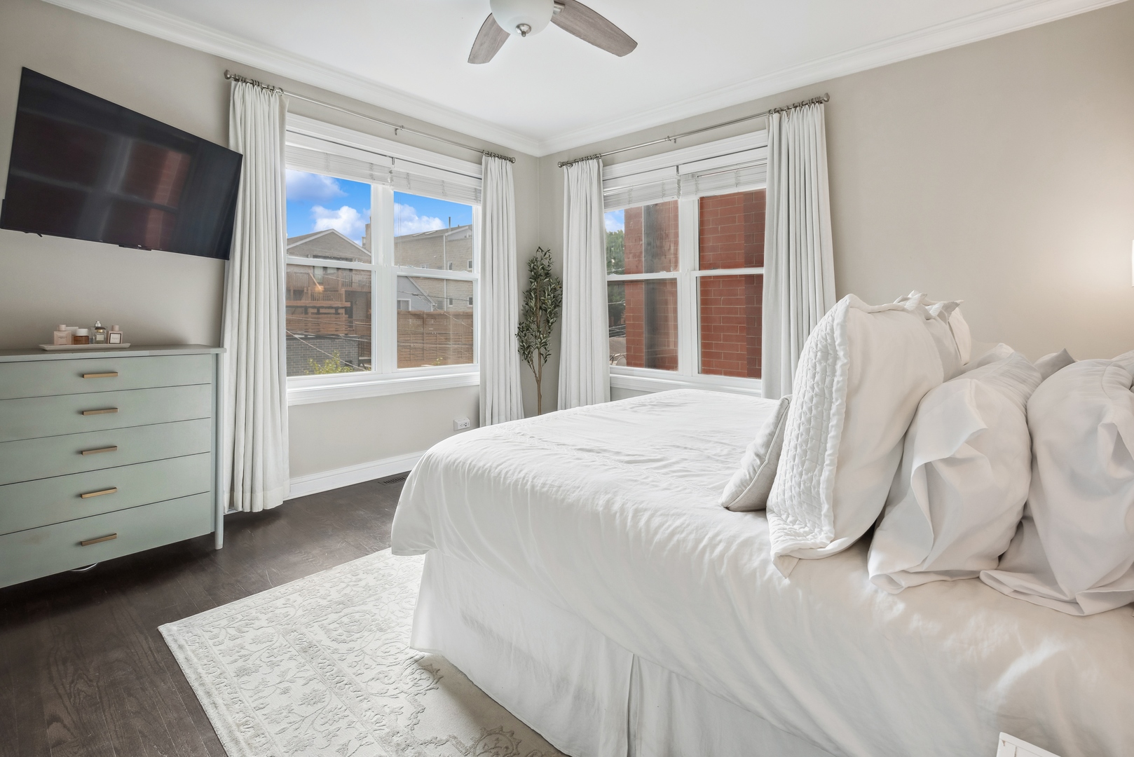 1327 W Roscoe Street Unit: 2