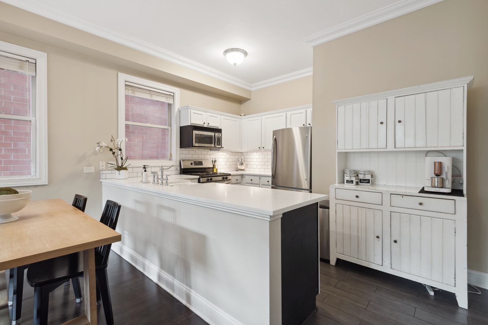 1327 W Roscoe Street Unit: 2