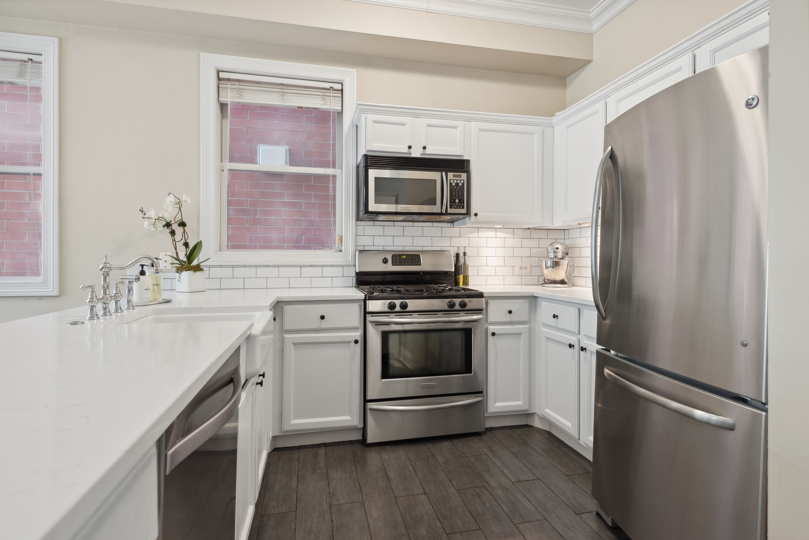 1327 W Roscoe Street Unit: 2