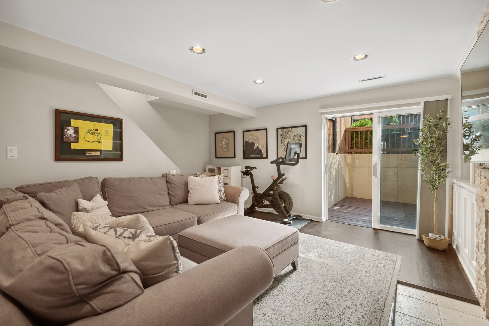 1327 W Roscoe Street Unit: 2