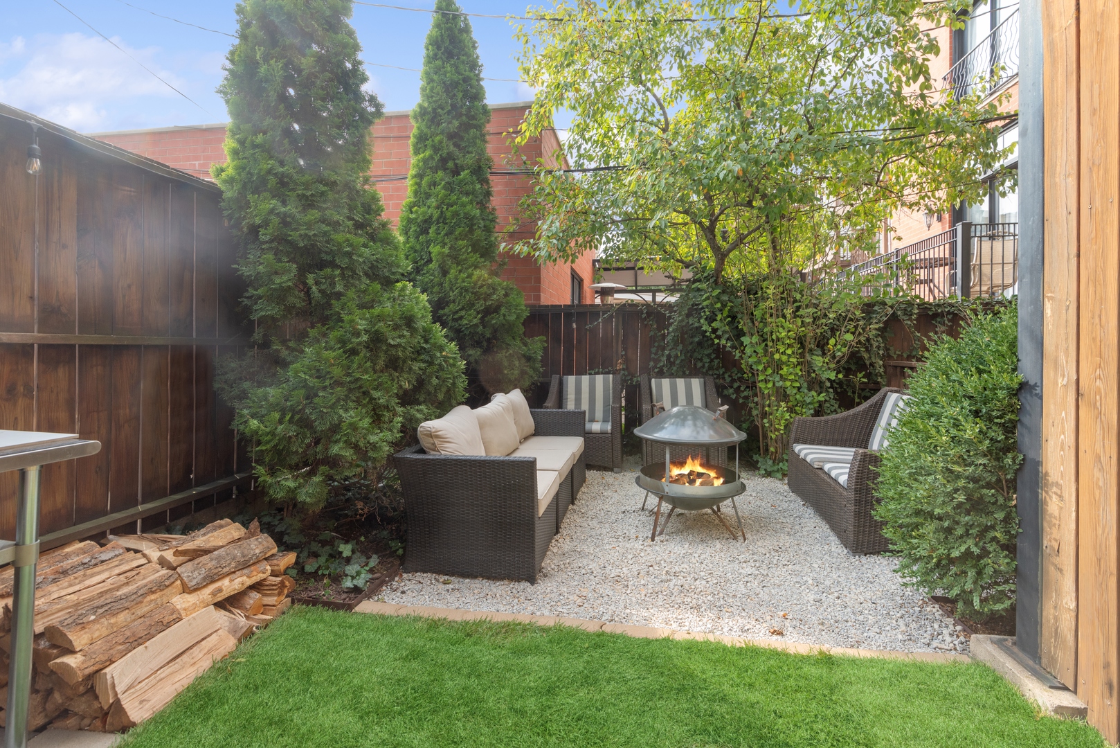 1327 W Roscoe Street Unit: 2