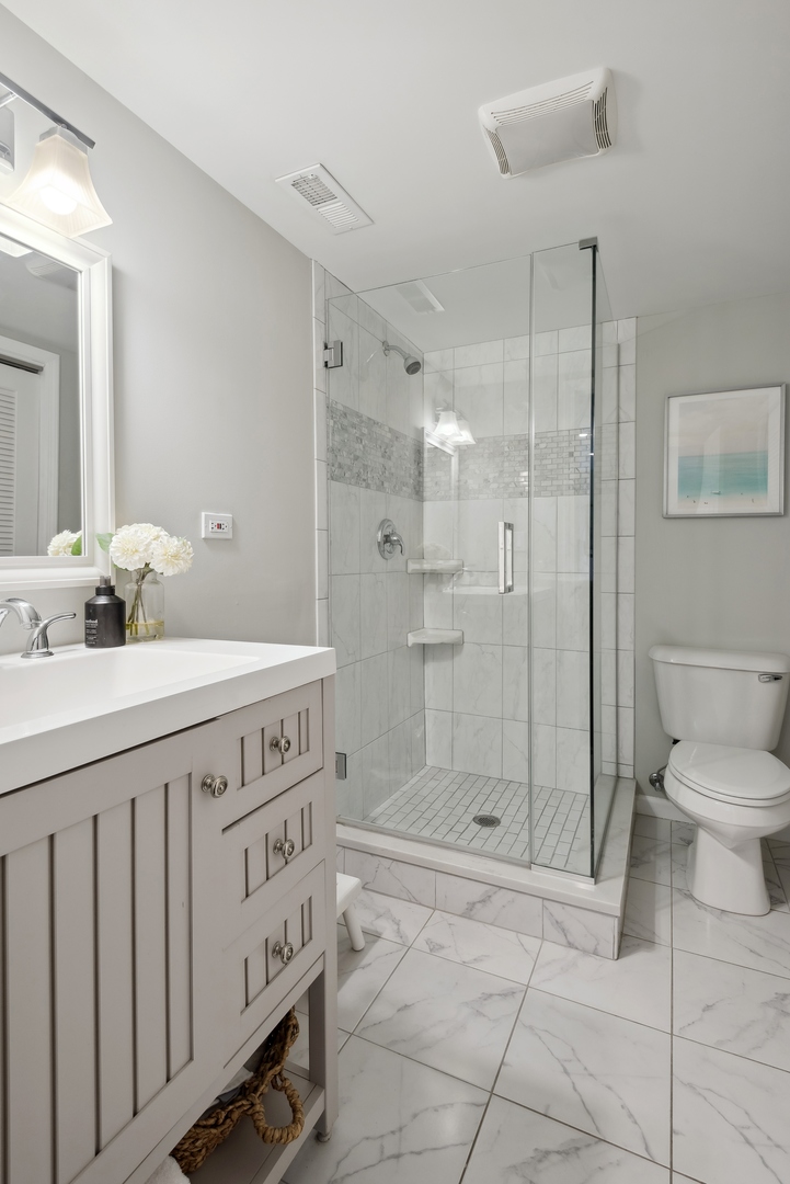 1327 W Roscoe Street Unit: 2