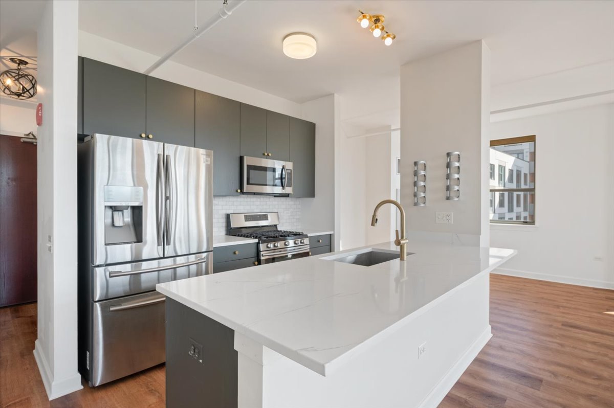 511 W Division Street Unit: 607
