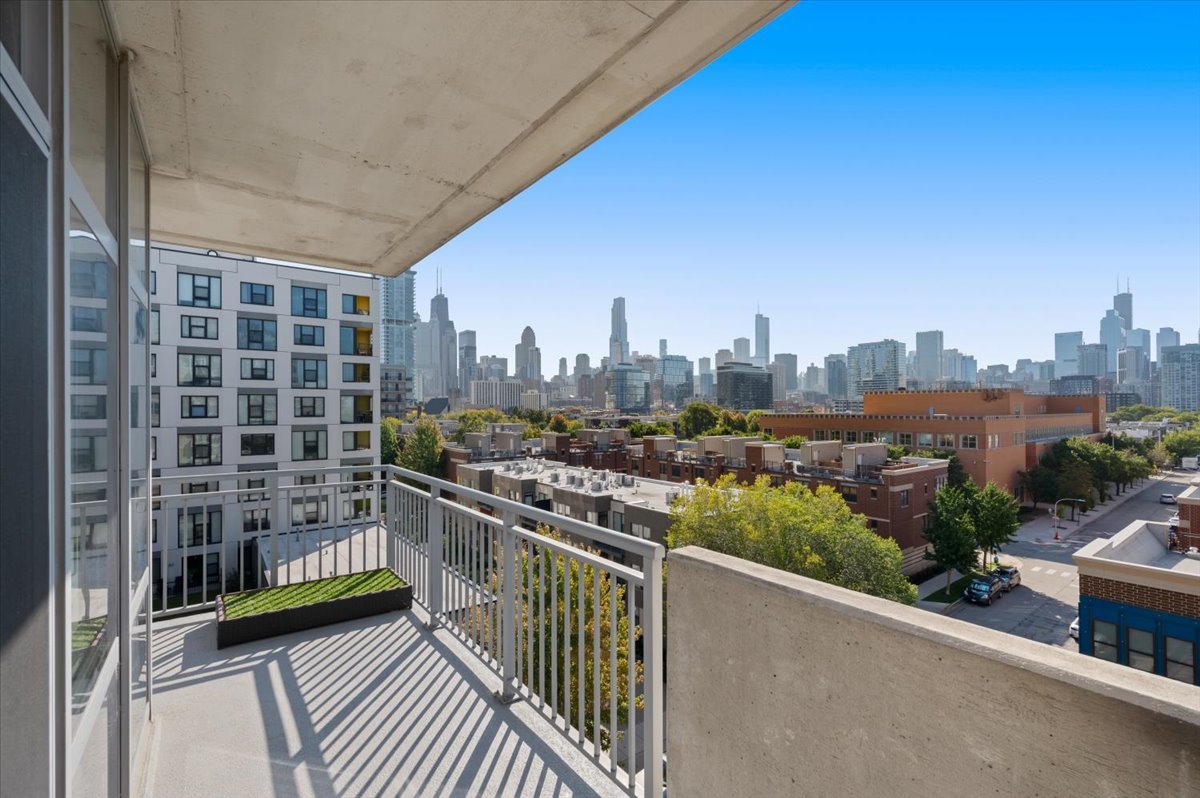 511 W Division Street Unit: 607