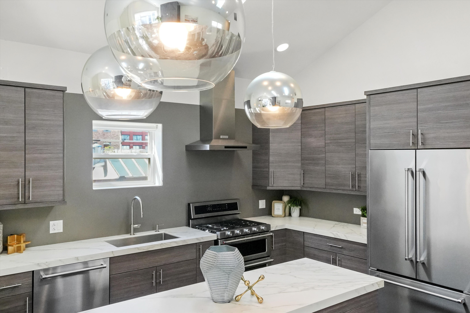 1048 W Fulton Street Unit: 4