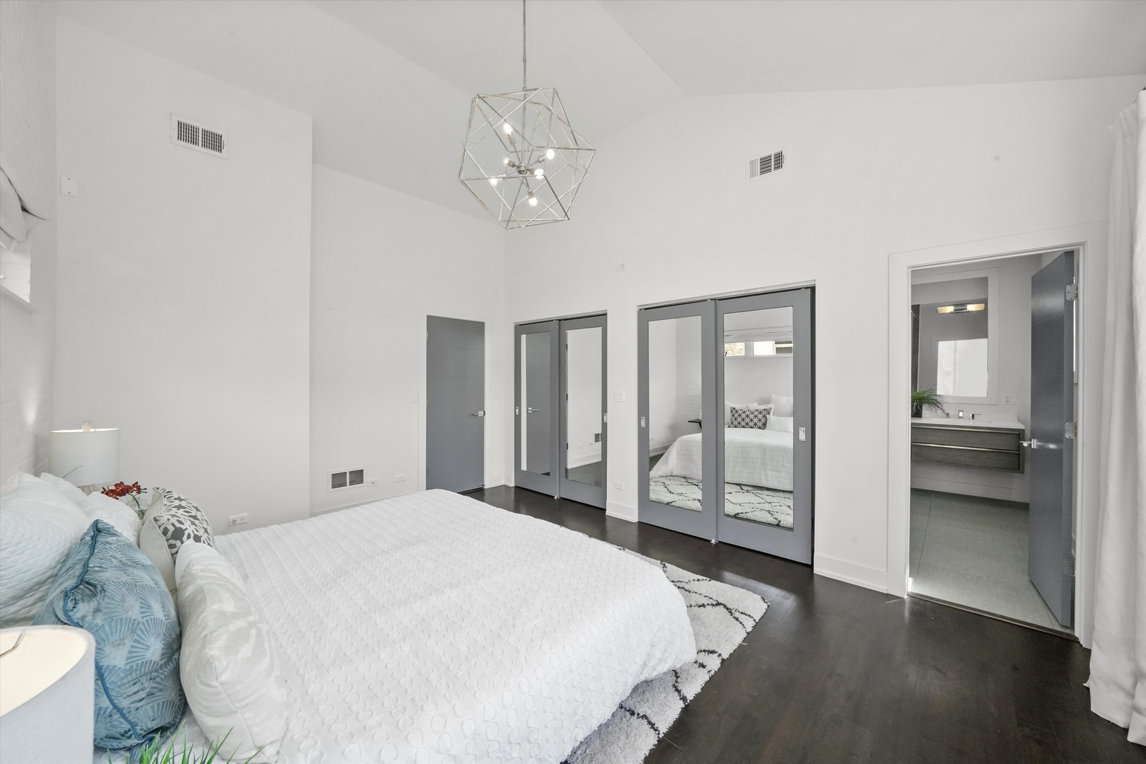 1048 W Fulton Street Unit: 4
