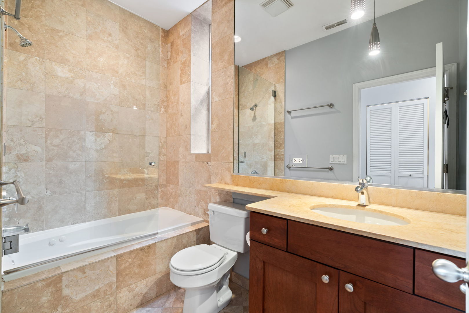 514 N Armour Street Unit: 2F