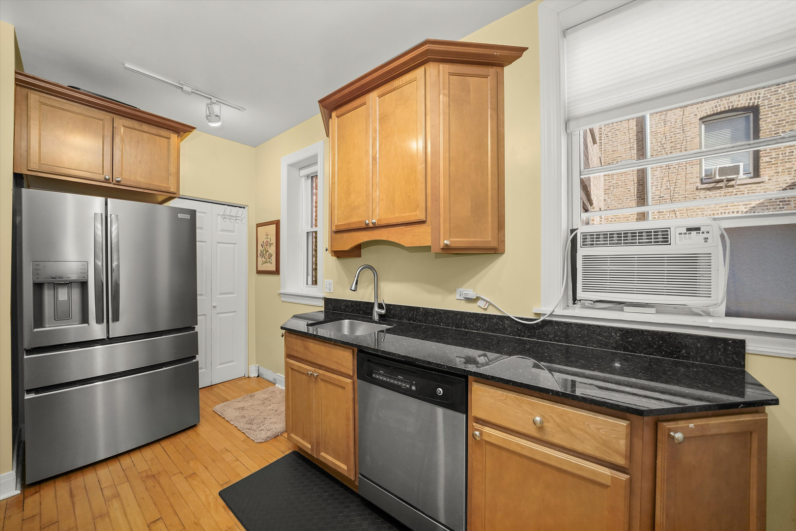 1907 W MONTROSE Avenue Unit: 2