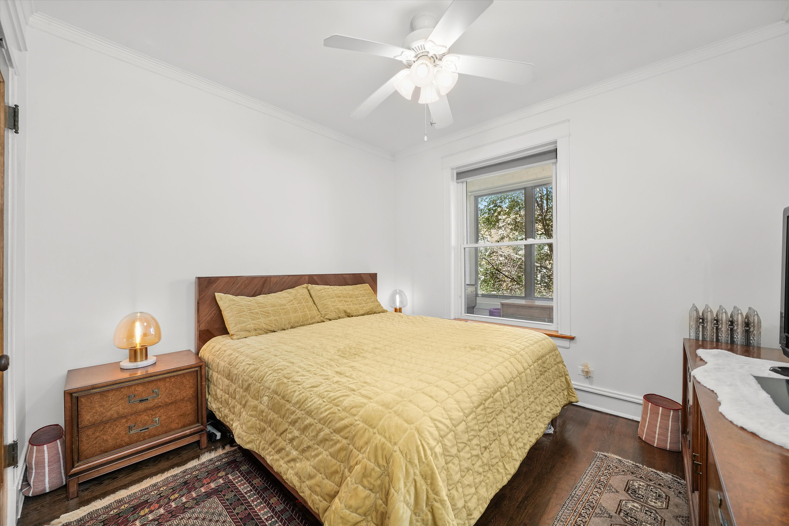 1907 W MONTROSE Avenue Unit: 2