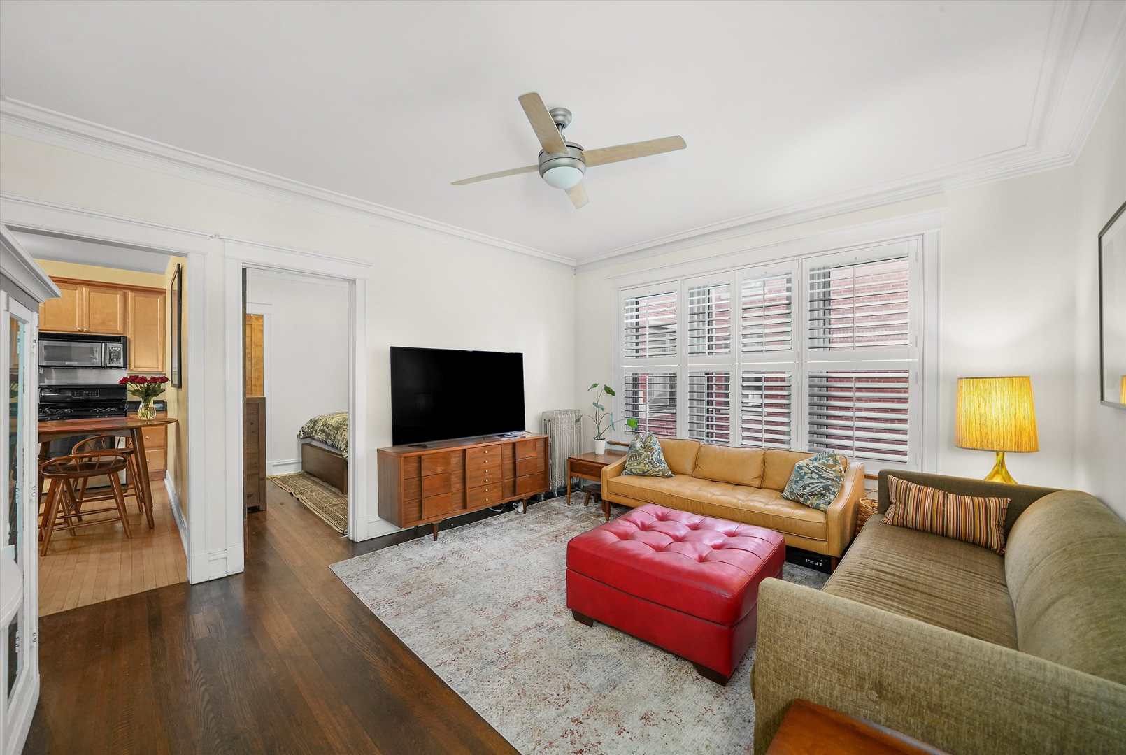 1907 W MONTROSE Avenue Unit: 2