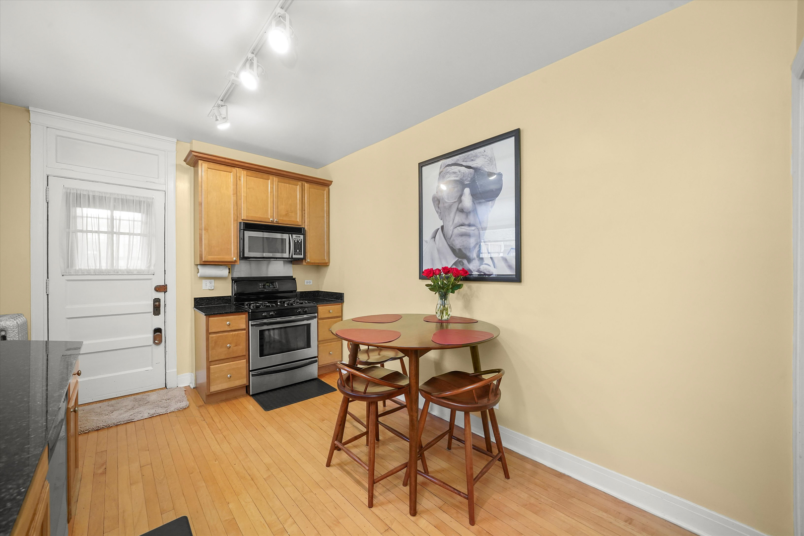 1907 W MONTROSE Avenue Unit: 2