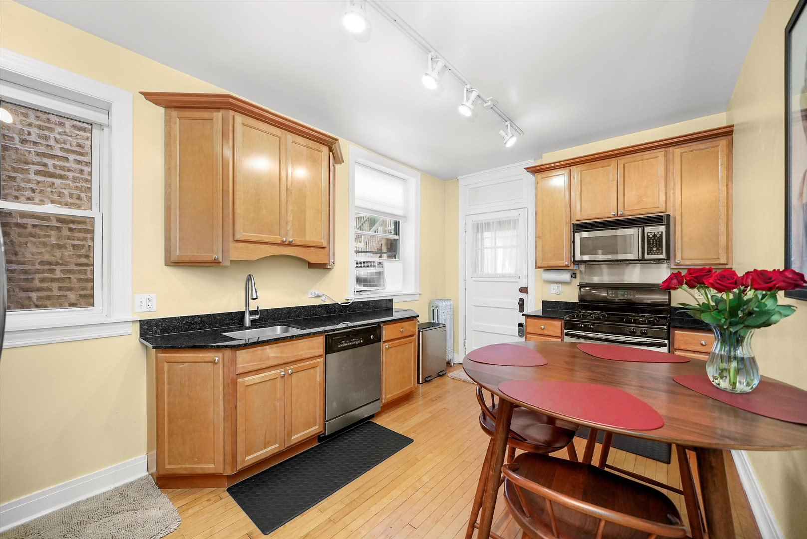 1907 W MONTROSE Avenue Unit: 2