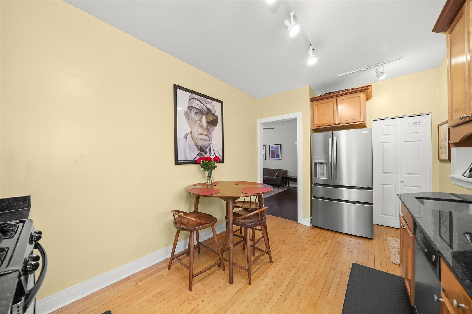 1907 W MONTROSE Avenue Unit: 2