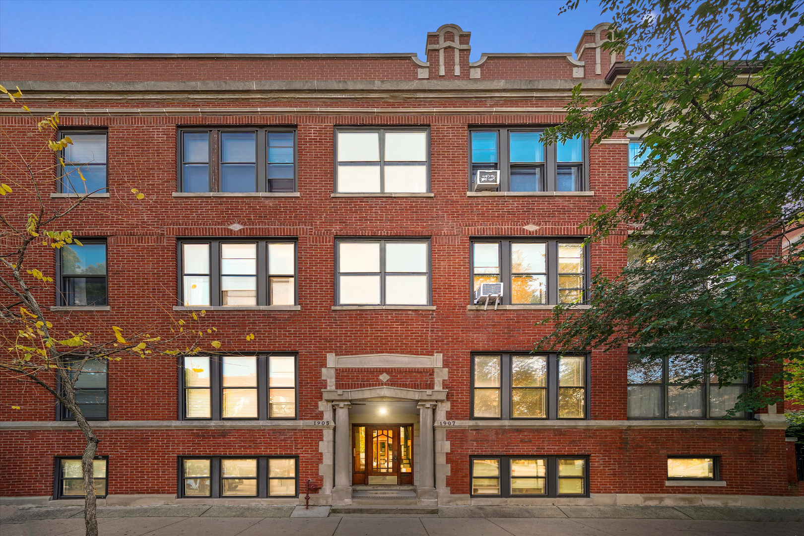 1907 W MONTROSE Avenue Unit: 2