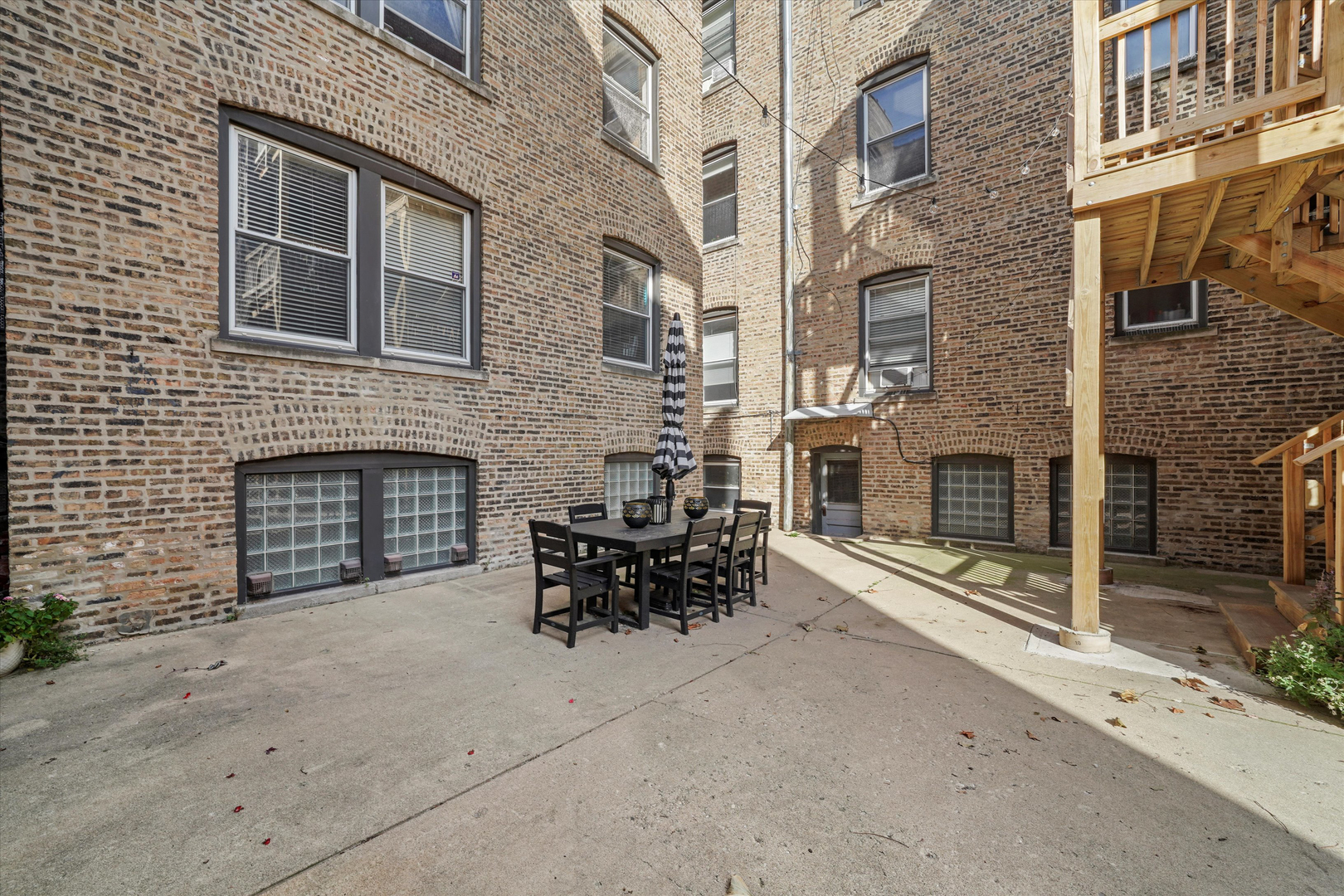 1907 W MONTROSE Avenue Unit: 2