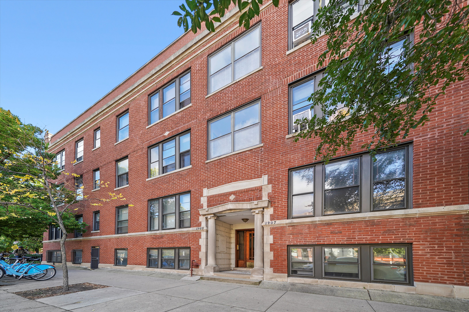 1907 W MONTROSE Avenue Unit: 2