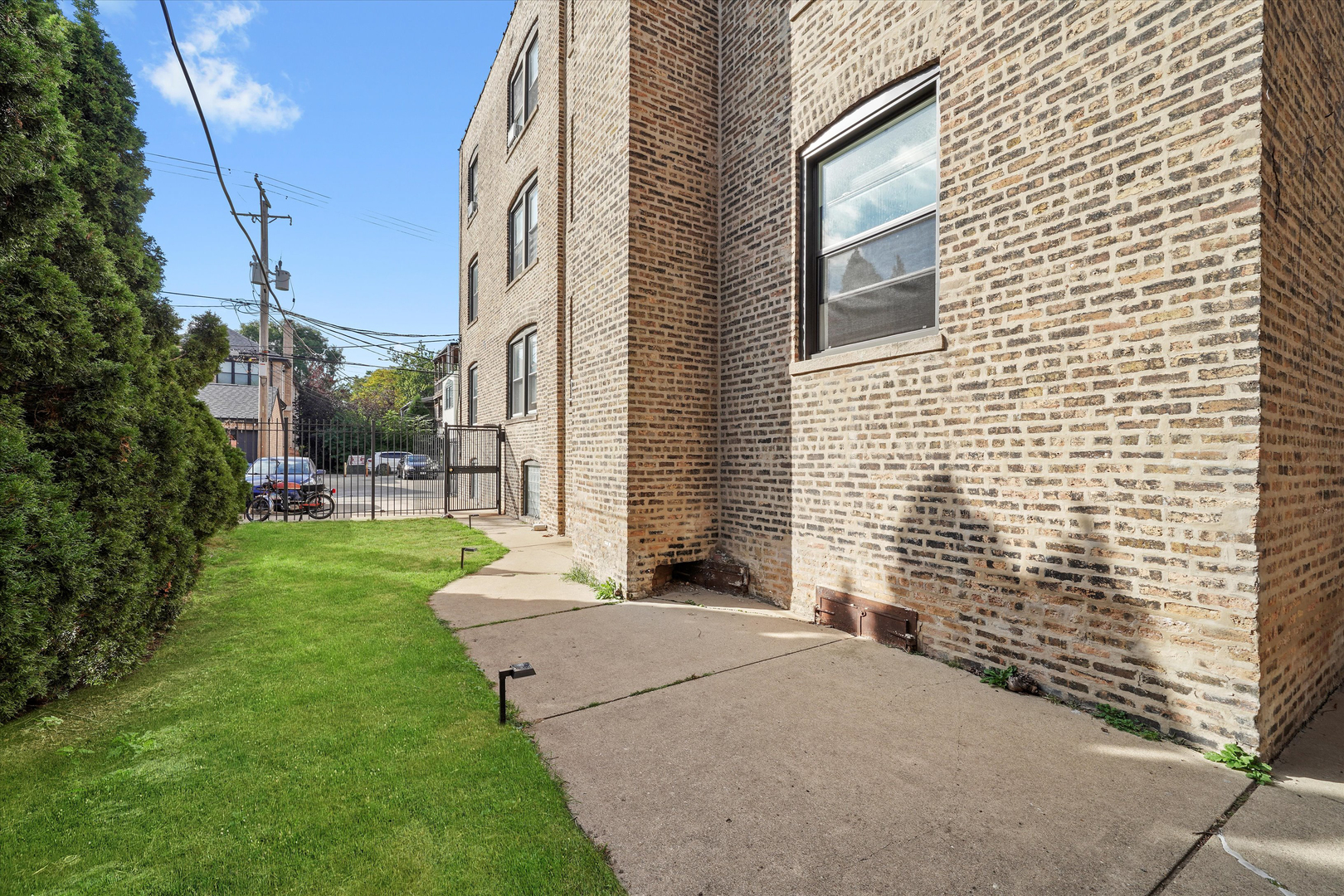 1907 W MONTROSE Avenue Unit: 2
