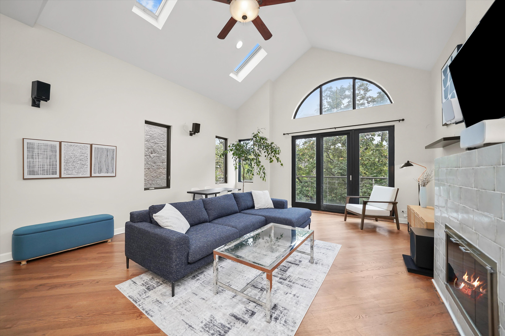926 N WINCHESTER Avenue Unit: 3