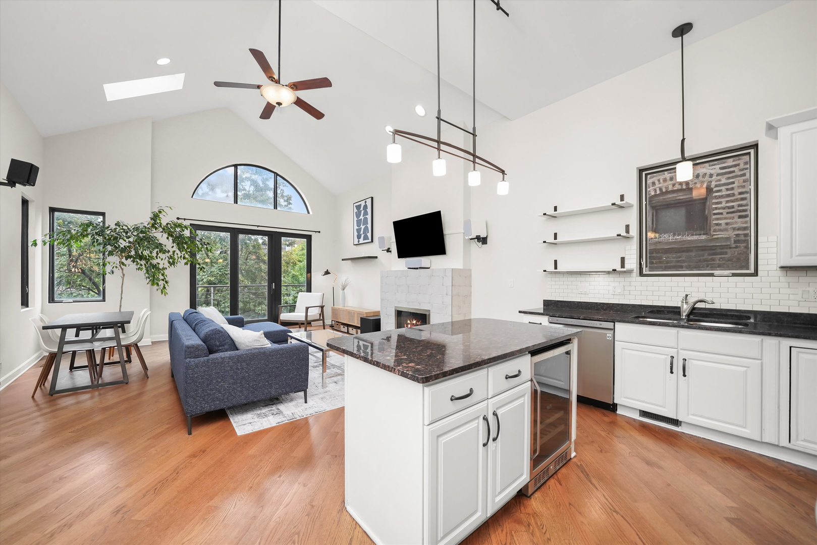 926 N WINCHESTER Avenue Unit: 3