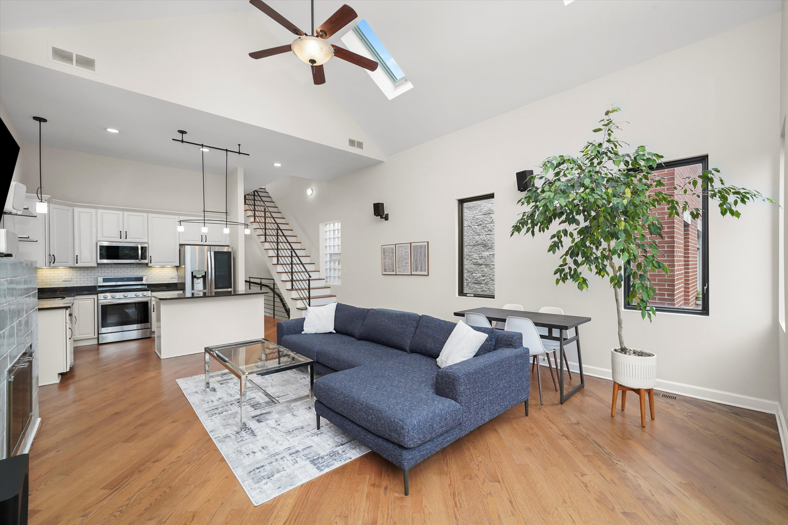 926 N WINCHESTER Avenue Unit: 3