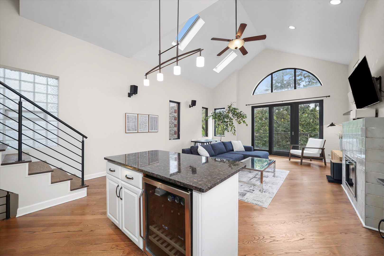 926 N WINCHESTER Avenue Unit: 3
