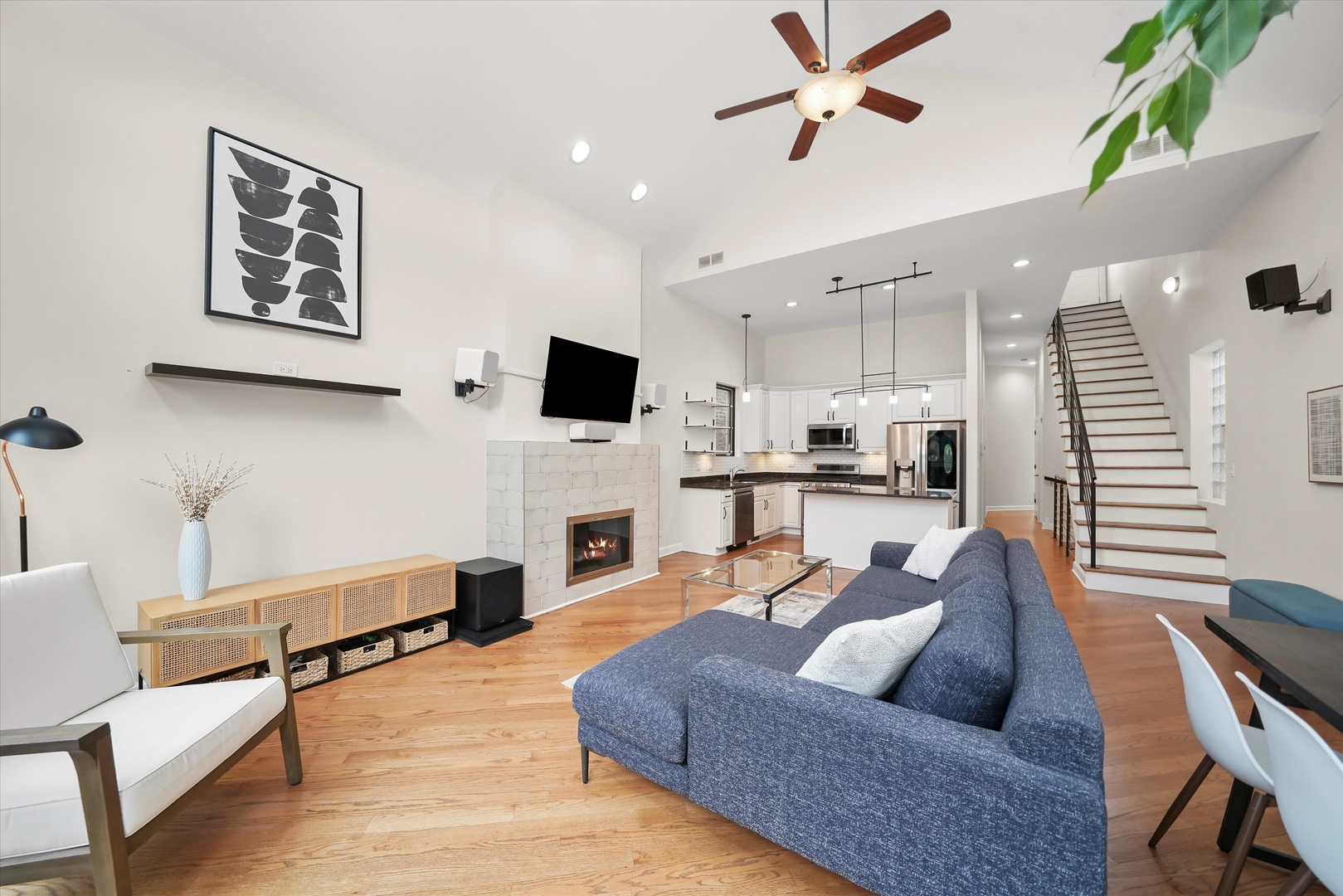 926 N WINCHESTER Avenue Unit: 3