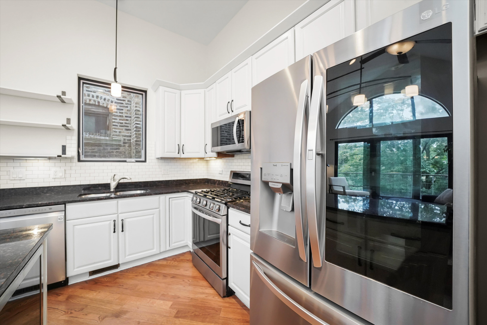 926 N WINCHESTER Avenue Unit: 3