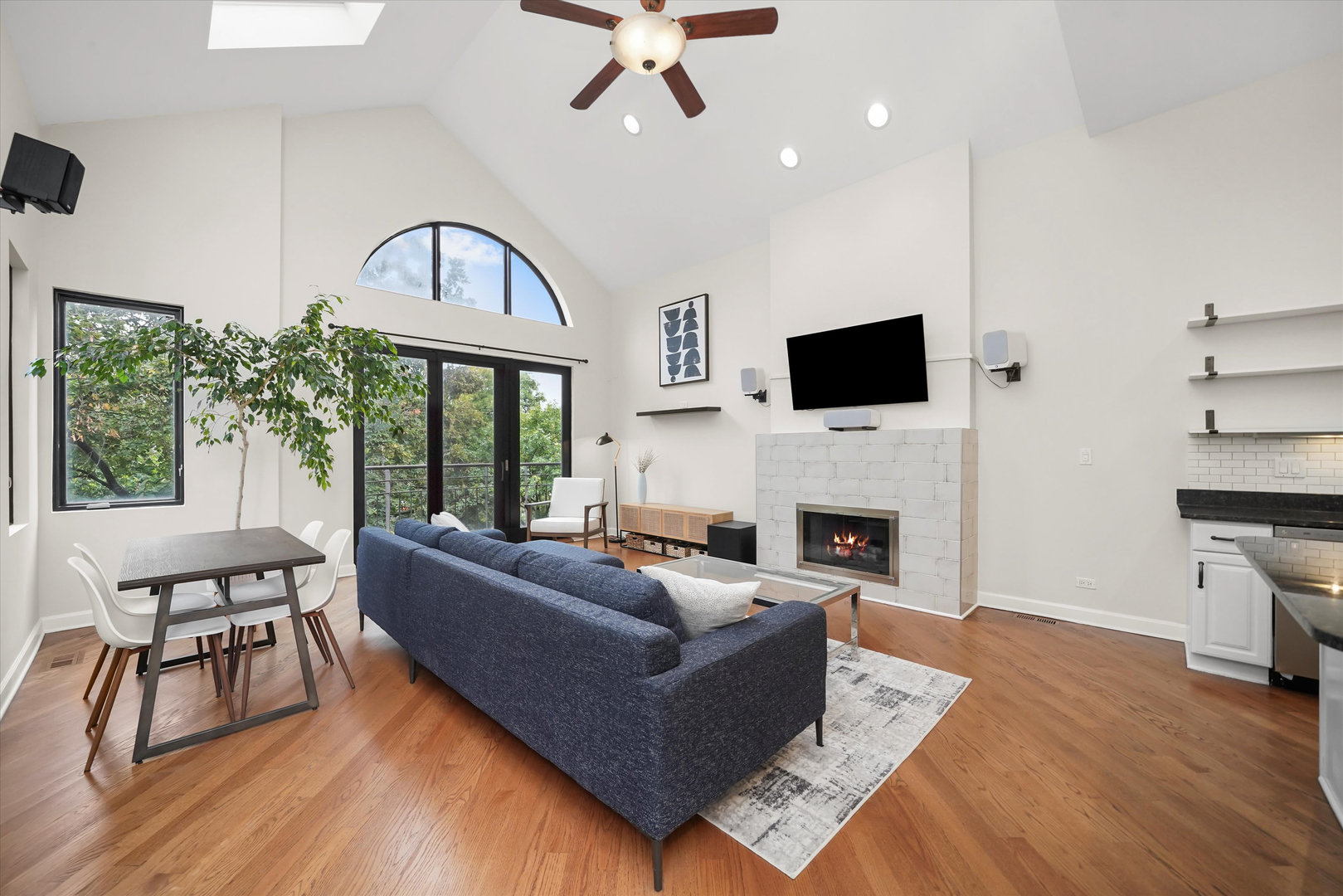 926 N WINCHESTER Avenue Unit: 3