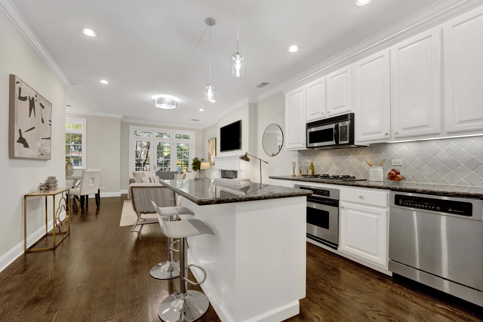 1724 N Mohawk Street Unit: 2