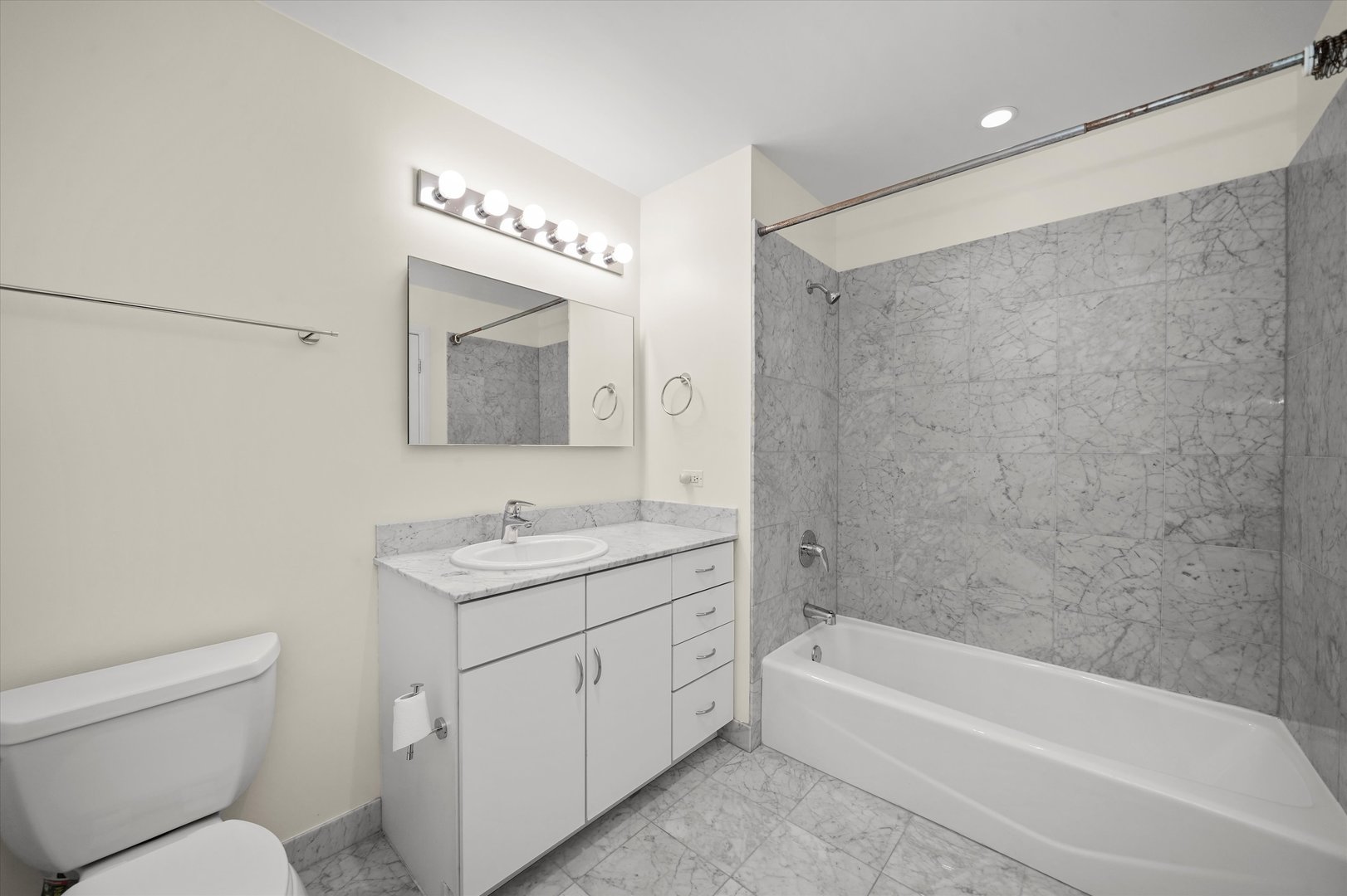 860 W Blackhawk Street Unit: 1502