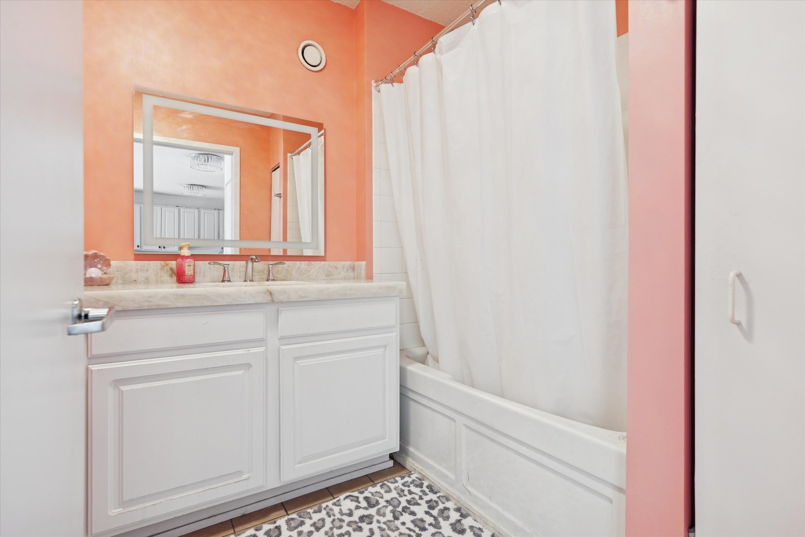 545 N Dearborn Street Unit: 3206