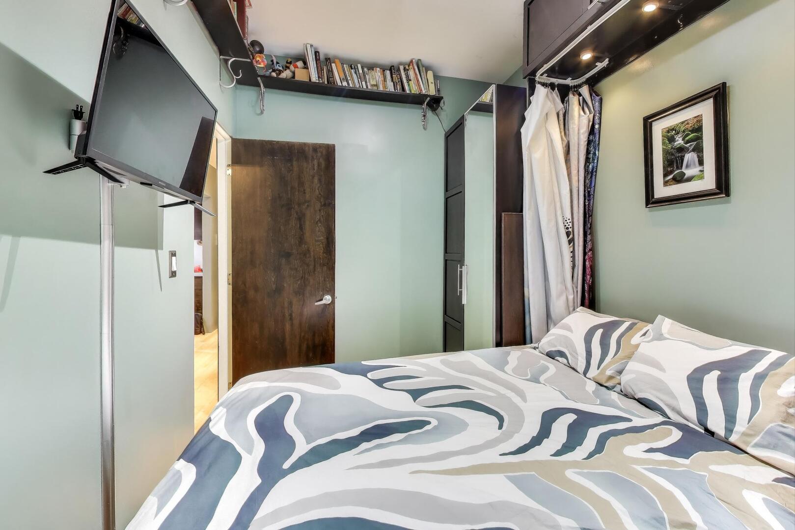 862 N Mozart Street Unit: 2F