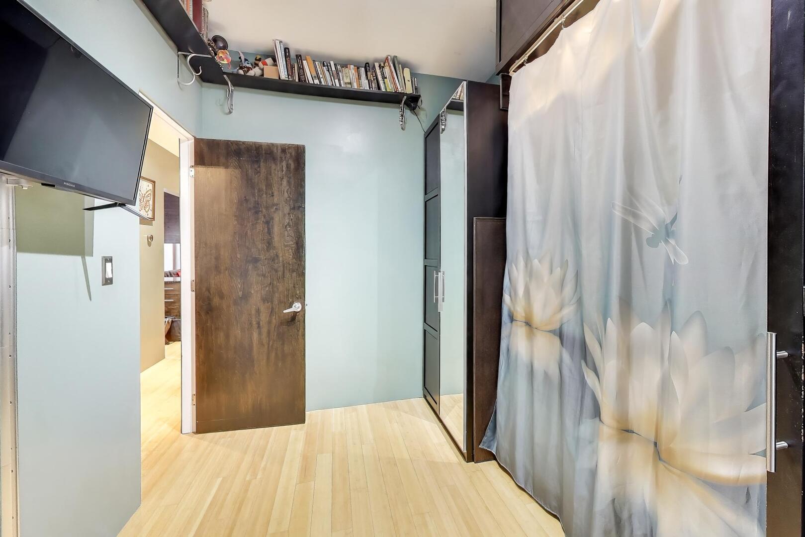 862 N Mozart Street Unit: 2F