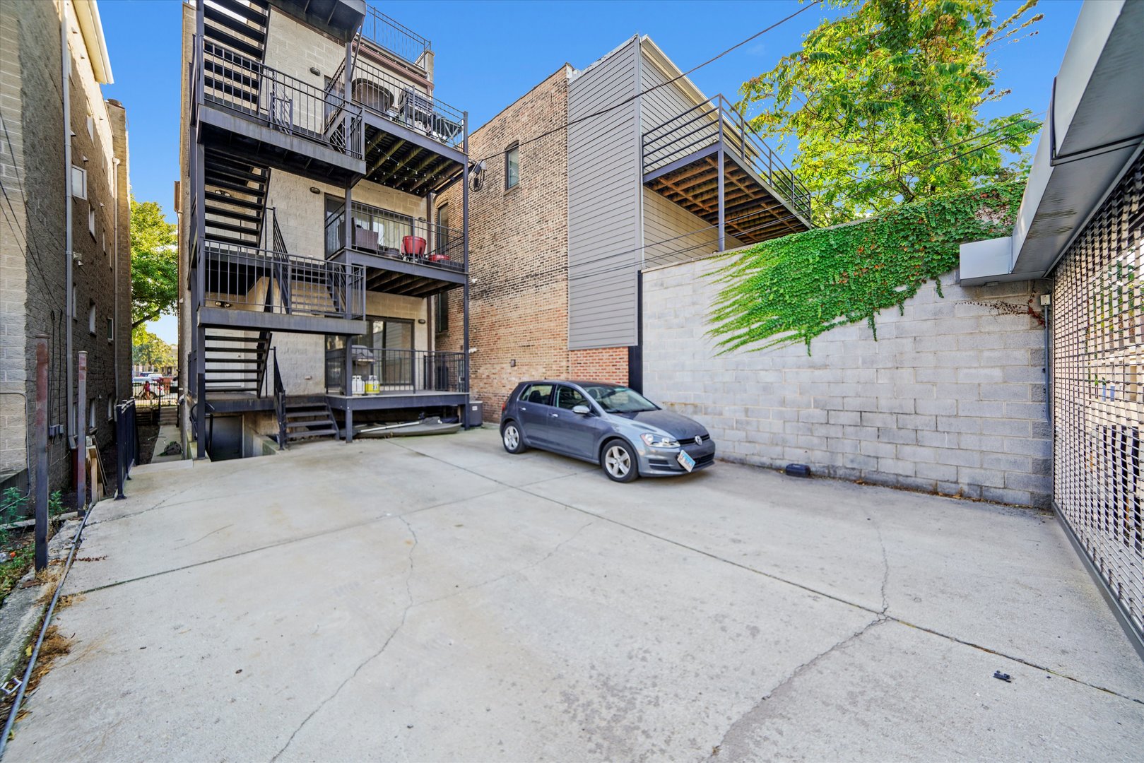 2430 W Iowa Street Unit: 1