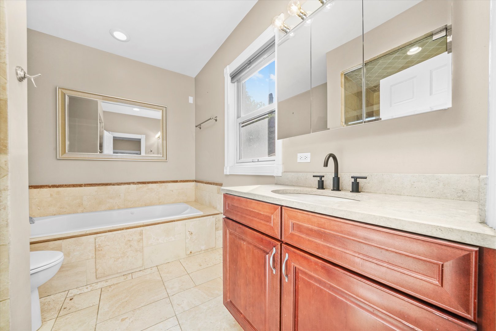 2430 W Iowa Street Unit: 1