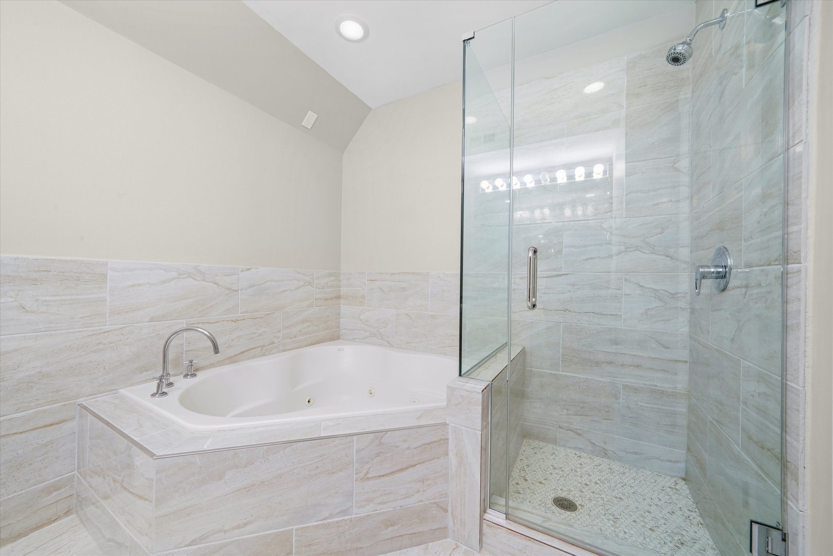 2430 W Iowa Street Unit: 1