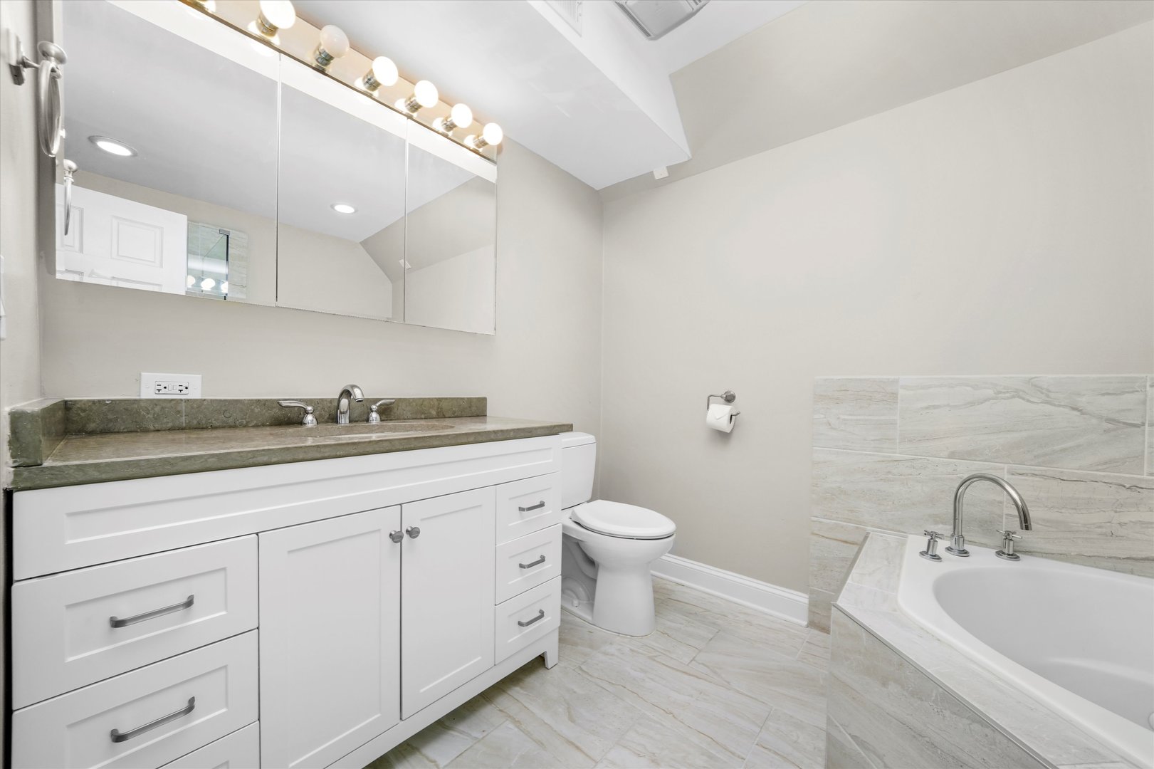 2430 W Iowa Street Unit: 1