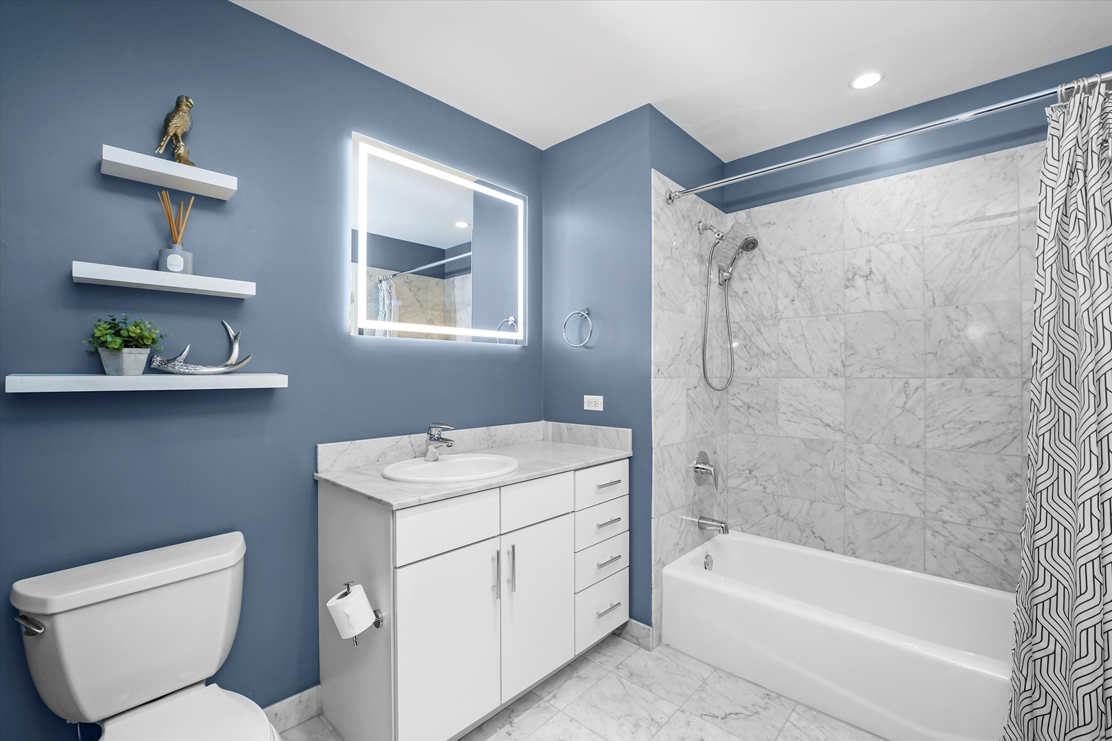 860 W Blackhawk Street Unit: 2106