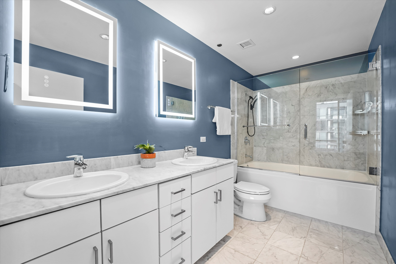 860 W Blackhawk Street Unit: 2106