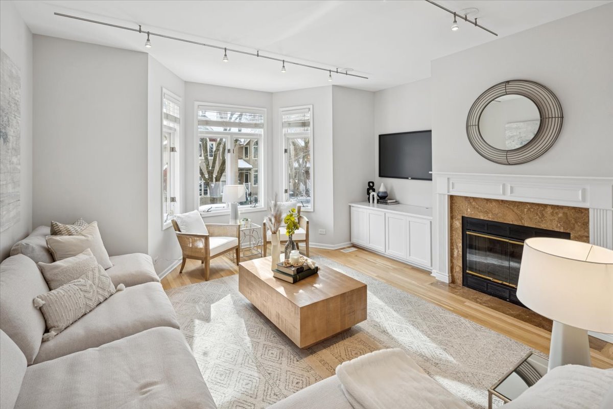 1238 W Fletcher Street Unit: L