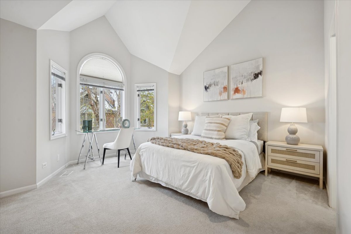 1238 W Fletcher Street Unit: L