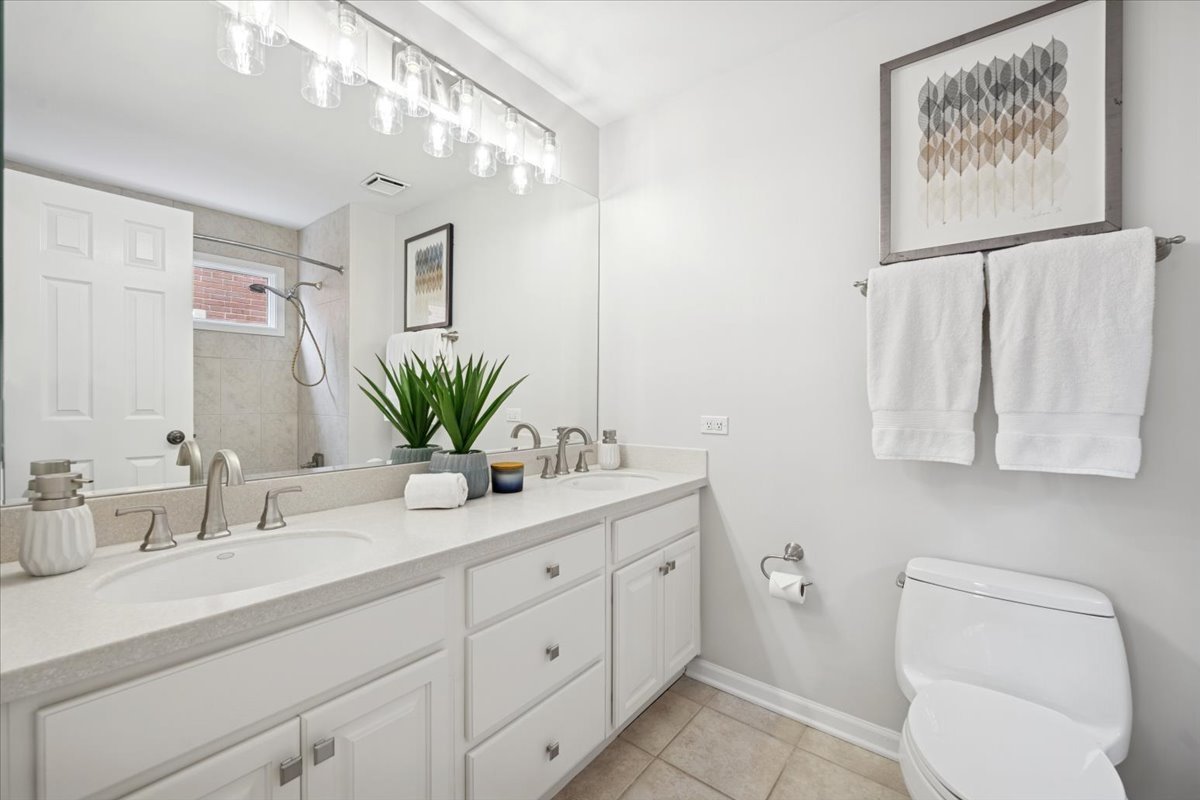 1238 W Fletcher Street Unit: L