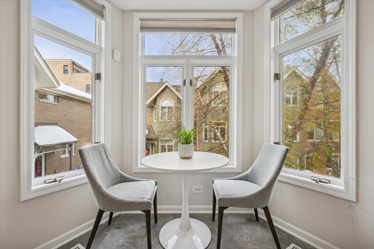 1238 W Fletcher Street Unit: L