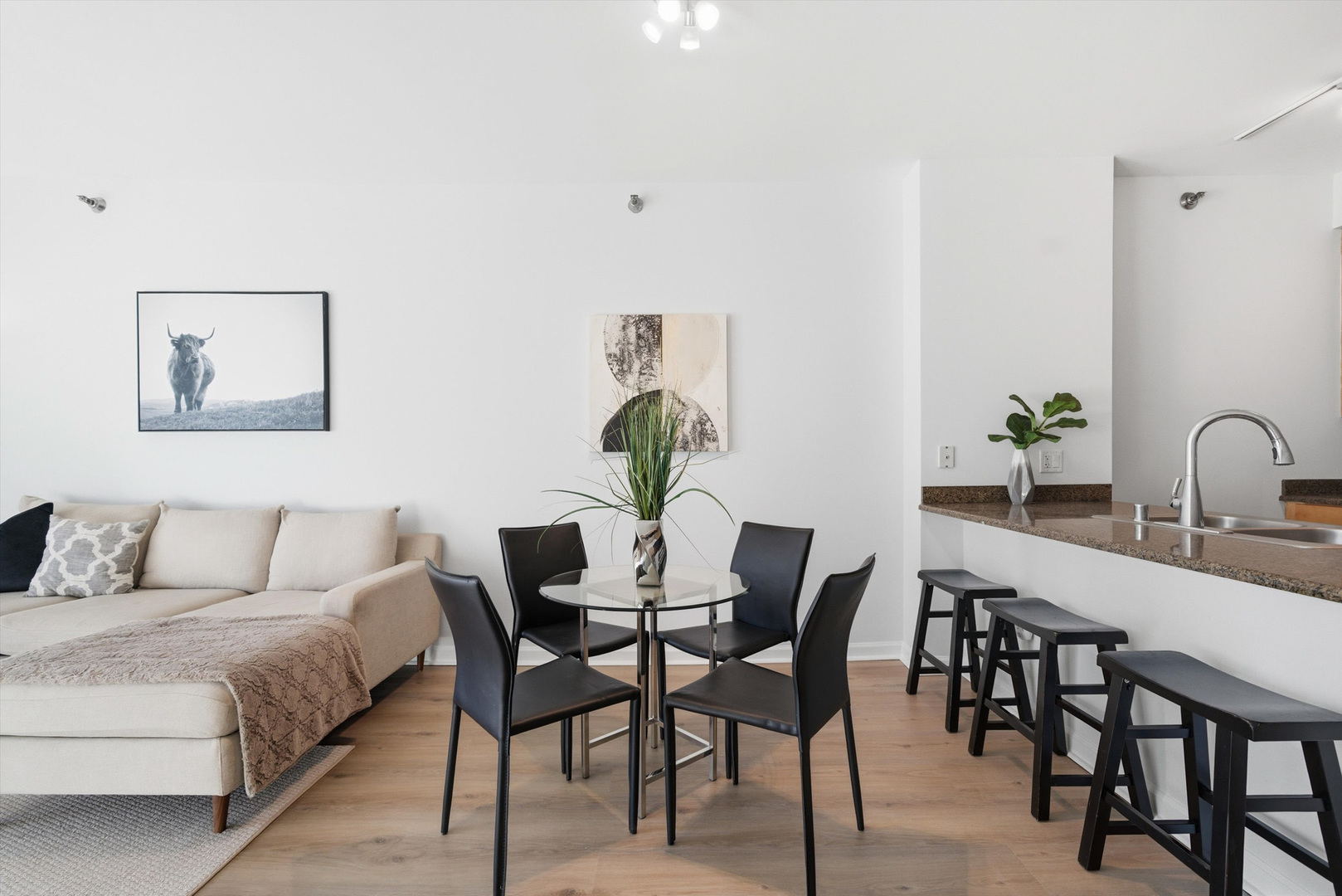 421 W HURON Street Unit: 1407