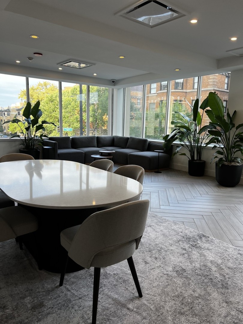 655 W IRVING PARK Road Unit: 5104